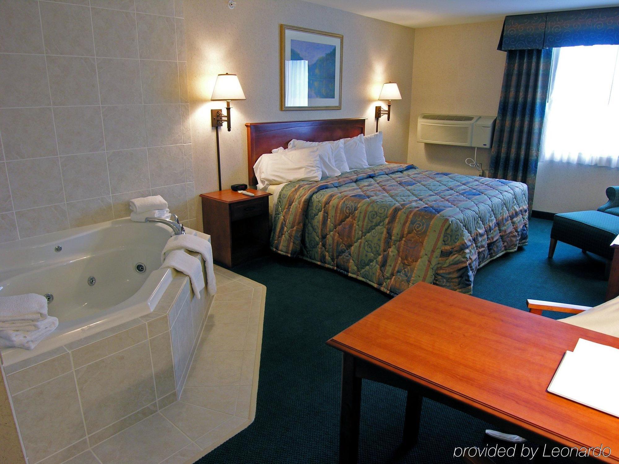 Baraga Lakeside Inn Room photo